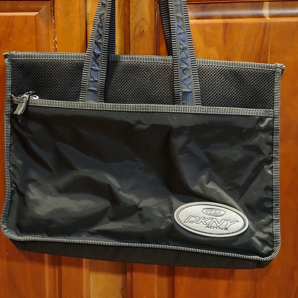 DKNY SPELLOUT Active Gym Bag